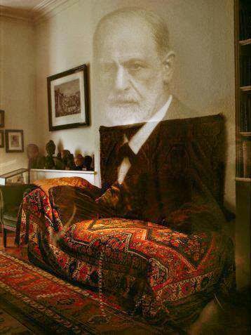 Consultorio de Freud con su imagen traslúcida.